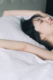 穿着裙子坐在男友上面